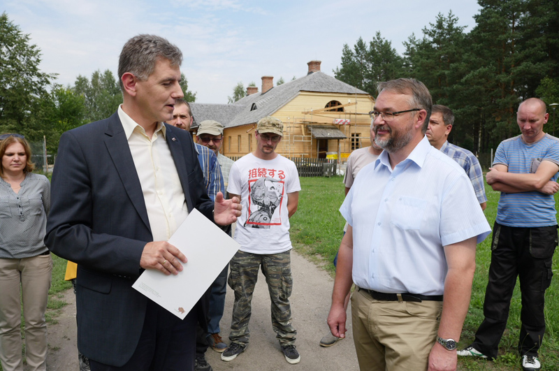 Wicemarszałek Maciej Żywno i Artur Gaweł  Podlaskiego Muzeum Kultury Ludowej (od lewej), fot. www.wrotapodlasia.pl