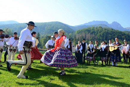 51. Międzynarodowy Festiwal Folkloru Ziem Górskich. Spotkanie z&nbsp;tradycją i&nbsp;radosna weselna zabawa