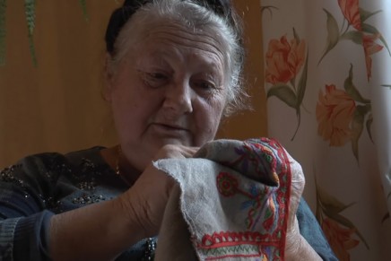 „Kwiatki, wiesełki, pazdurki” – film o&nbsp;podegrodzkiej hafciarce Janinie Lorczyk