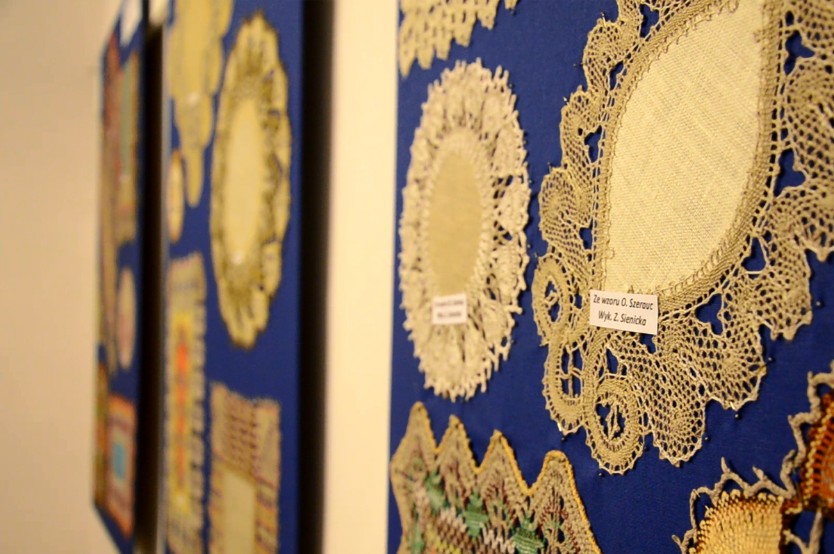 „Powrót do&nbsp;tradycji” – wystawa grupy krakowskich koronczarek