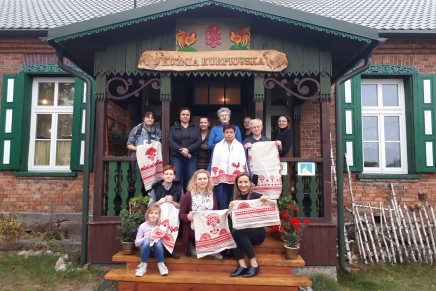 W Kuźni Kurpiowskiej zakończyły się kilkumiesięczne warsztaty hafciarskie