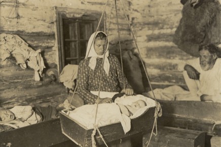 Jak wyglądała opieka nad&nbsp;dziećmi dawniej i&nbsp;dziś