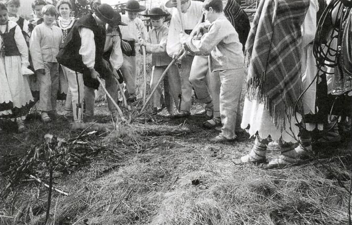 Wielkotygodniowy obrzęd palenia Judasza w&nbsp;Polsce południowej