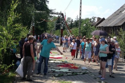 Tradycja dywanów kwiatowych na&nbsp;procesje Bożego Ciała wpisana na&nbsp;listę UNESCO