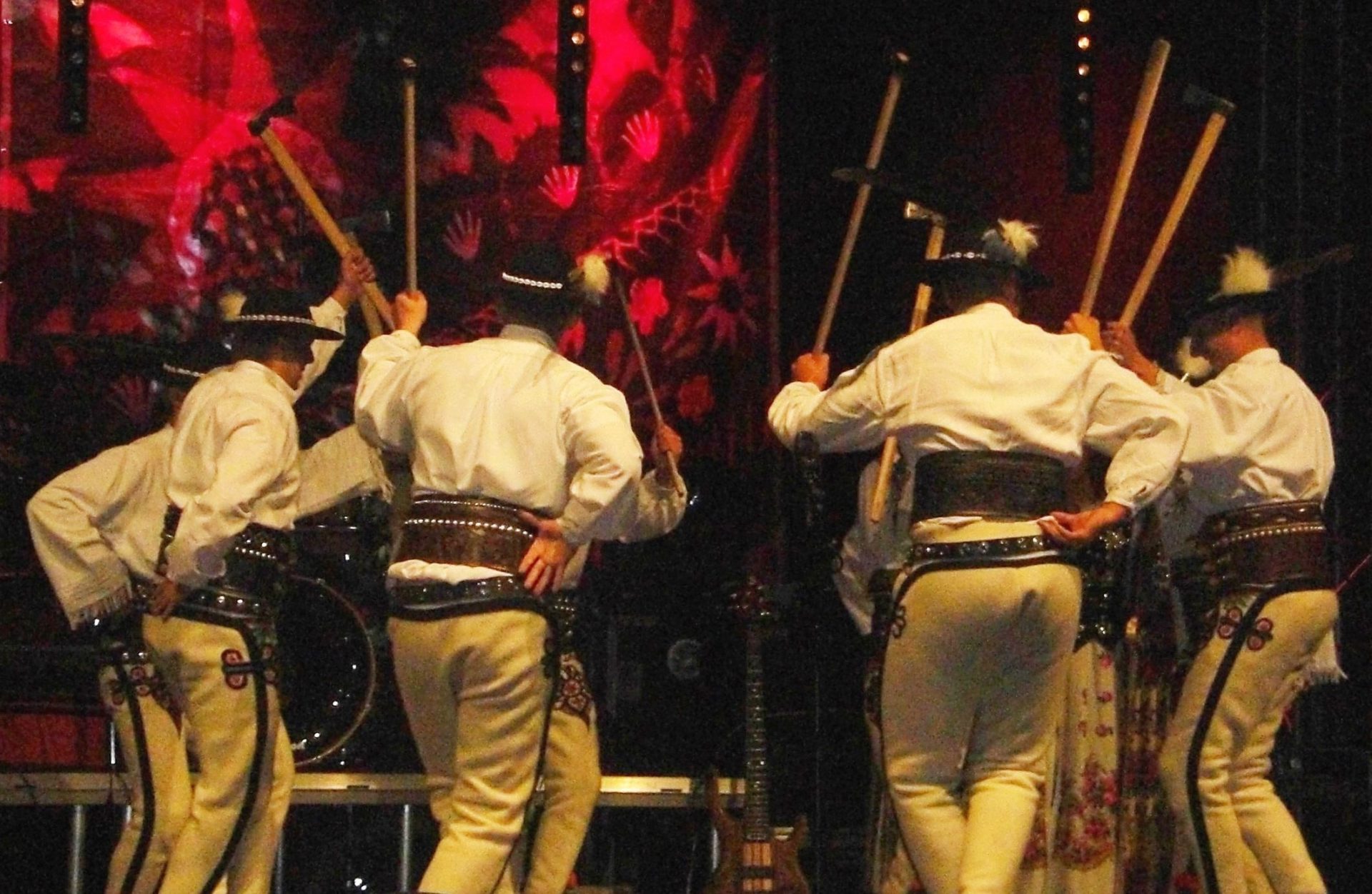 Tańce góralskie i&nbsp;zbójnickie prezentowane podczas Góralskiego Karnawału w&nbsp;Bukowinie Tatrzańskiej