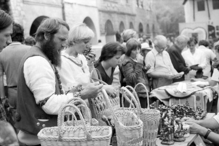 50. Targi Sztuki Ludowej w&nbsp;Kazimierzu. Zobaczcie jak dawniej prezentowali się twórcy ludowi na&nbsp;kazimierskim rynku.