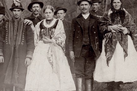 Ubiory ludowe i&nbsp;mieszczańskie ze zbiorów Muzeum Okręgowego w&nbsp;Nowym Sączu