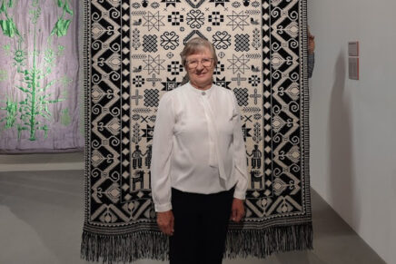 Dywan dwuosnowowy Bernardy Rość na Międzynarodowym Triennale Tkaniny Dywan dwuosnowowy Bernardy Rość na Międzynarodowym Triennale Tkaniny